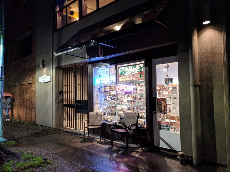 Earthlight Gems & Minerals Metaphysical Store storefront in Kirkland Washington